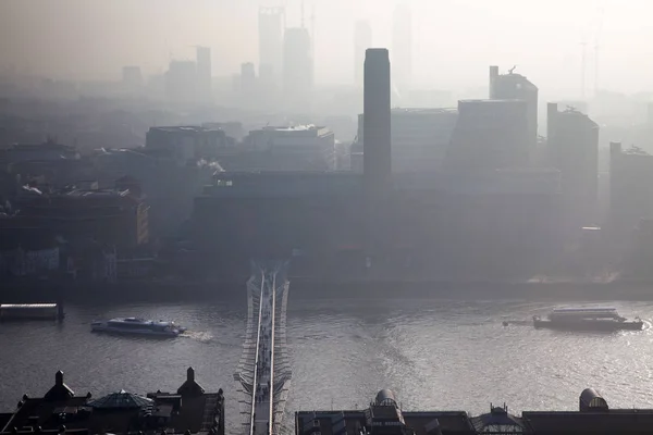 Vista panoramica su Londra in un giorno nebbioso dalla cattedrale di St Paul — Foto Stock