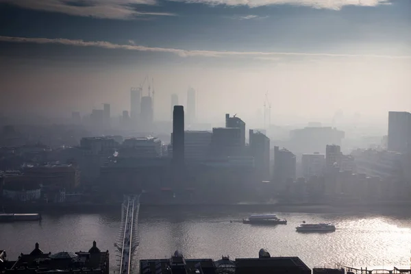 Vista panoramica su Londra in un giorno nebbioso dalla cattedrale di St Paul, Regno Unito — Foto Stock