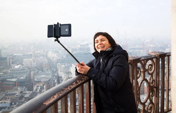 St Paul Katedrali çatı üzerinden bir selfie alarak kadın
