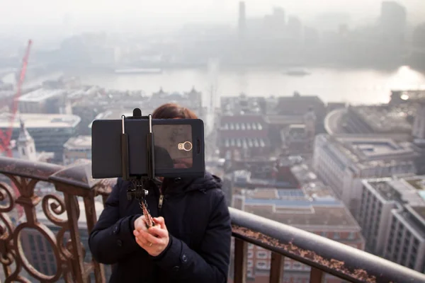 Woman taking a selfie from the rooftop of St Paul's Cathedral on — Stock Photo, Image