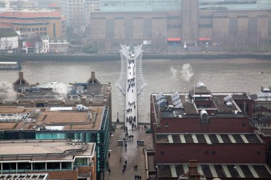 çatı görünümünden Londra üzerinden sisli bir günde St Paul Katedrali
