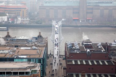 çatı görünümünden Londra üzerinden sisli bir günde St Paul Katedrali
