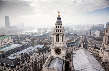 çatı görünümünden Londra üzerinden sisli bir günde St Paul Katedrali