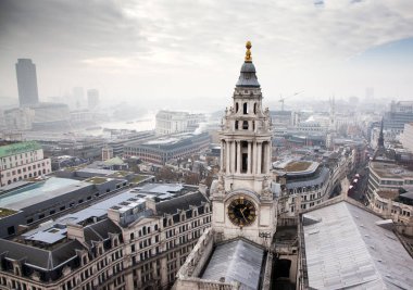 çatı görünümünden Londra üzerinden sisli bir günde St Paul Katedrali