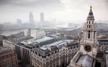 çatı görünümünden Londra üzerinden sisli bir günde St Paul Katedrali