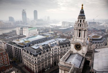 çatı görünümünden Londra üzerinden sisli bir günde St Paul Katedrali