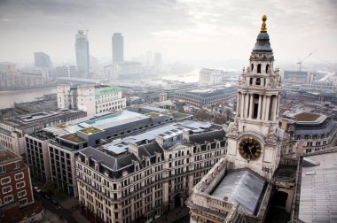 çatı görünümünden Londra üzerinden sisli bir günde St Paul Katedrali