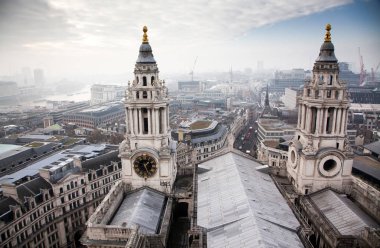 çatı görünümünden Londra üzerinden sisli bir günde St Paul Katedrali