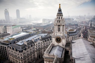 çatı görünümünden Londra üzerinden sisli bir günde St Paul Katedrali