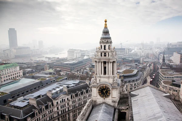 세인트 폴의 대성당에서 안개가 하루에 런던에 옥상 전망 — 스톡 사진