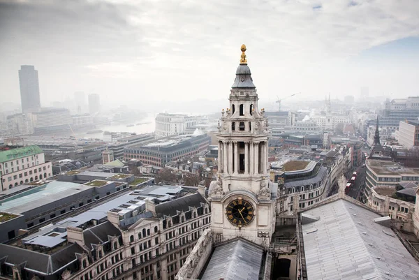 Utsikt över London på en dimmig dag från St Paul's cathedral — Stockfoto