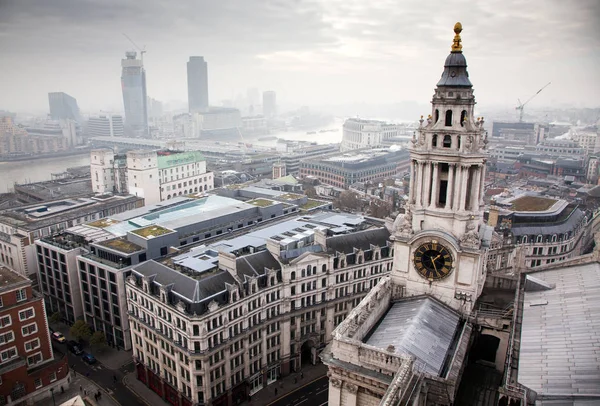 Dachblick über London an einem nebligen Tag von der St. Pauls Kathedrale — Stockfoto