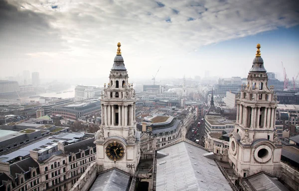 Na dachu widok na Londyn w mglisty dzień od St Paul's cathedral — Zdjęcie stockowe