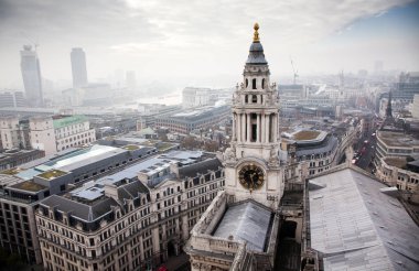 çatı görünümünden Londra üzerinden sisli bir günde St Paul Katedrali