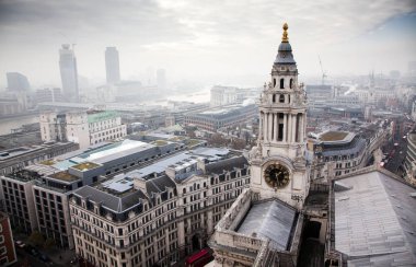 çatı görünümünden Londra üzerinden sisli bir günde St Paul Katedrali