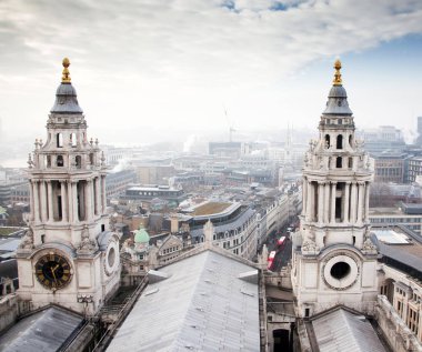 çatı görünümünden Londra üzerinden sisli bir günde St Paul Katedrali