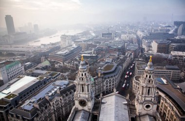 çatı görünümünden Londra üzerinden sisli bir günde St Paul Katedrali