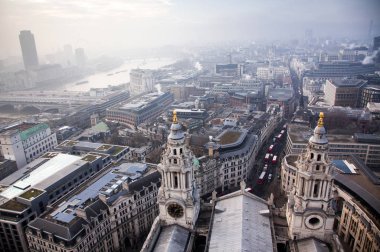 çatı görünümünden Londra üzerinden sisli bir günde St Paul Katedrali