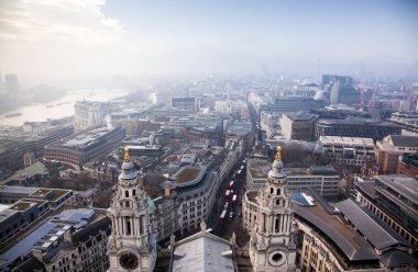 çatı görünümünden Londra üzerinden sisli bir günde St Paul Katedrali
