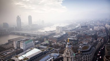 çatı görünümünden Londra üzerinden sisli bir günde St Paul Katedrali