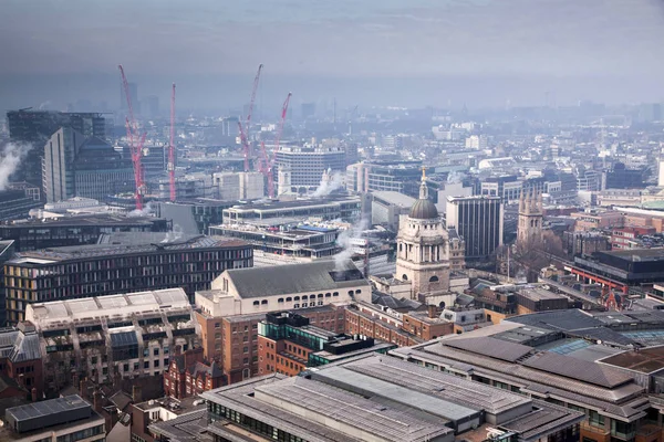 Vue sur Londres par une journée brumeuse depuis la cathédrale St Paul — Photo