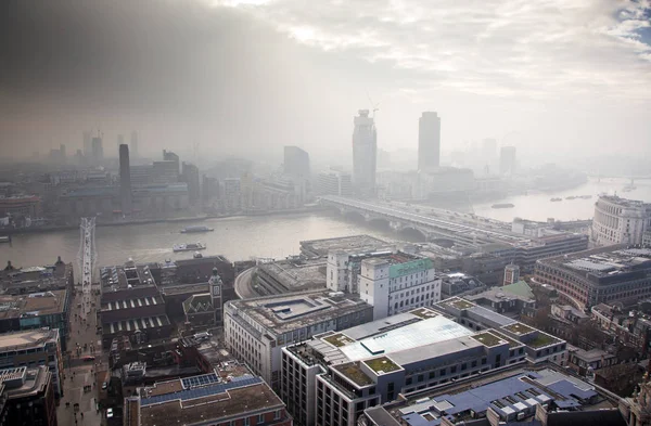 Op het dak uitzicht over London op een mistige dag van St Paul's kathedraal — Stockfoto