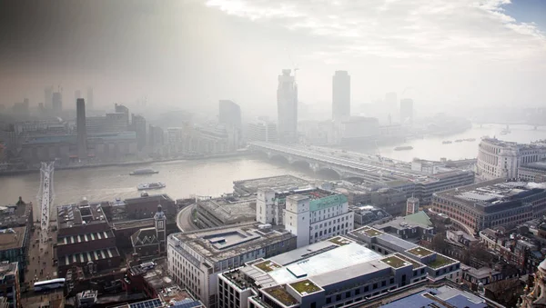 Op het dak uitzicht over London op een mistige dag van St Paul's kathedraal — Stockfoto