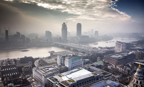 Θέα στον τελευταίο όροφο πάνω από το Λονδίνο σε ένα ομιχλώδες ημέρα από τον καθεδρικό ναό του Αγίου Παύλου — Φωτογραφία Αρχείου
