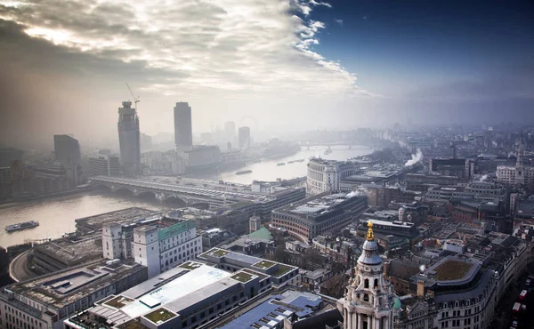 Op het dak uitzicht over London op een mistige dag van St Paul's kathedraal — Stockfoto