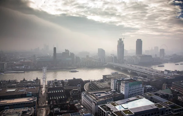 Utsikt över London på en dimmig dag från St Paul's cathedral — Stockfoto