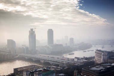 çatı görünümünden Londra üzerinden sisli bir günde St Paul Katedrali