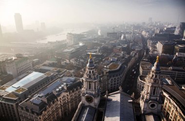 çatı görünümünden Londra üzerinden sisli bir günde St Paul Katedrali