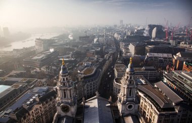 çatı görünümünden Londra üzerinden sisli bir günde St Paul Katedrali