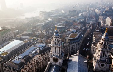 çatı görünümünden Londra üzerinden sisli bir günde St Paul Katedrali