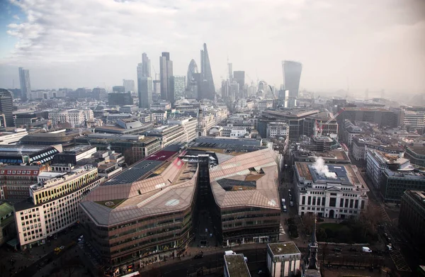 Na dachu widok na Londyn w mglisty dzień od St Paul's cathedral — Zdjęcie stockowe