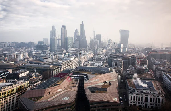 Op het dak uitzicht over London op een mistige dag van St Paul's kathedraal — Stockfoto