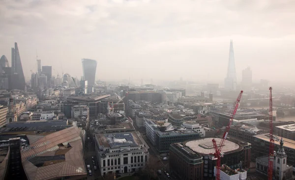 Vue sur Londres par une journée brumeuse depuis la cathédrale St Paul — Photo