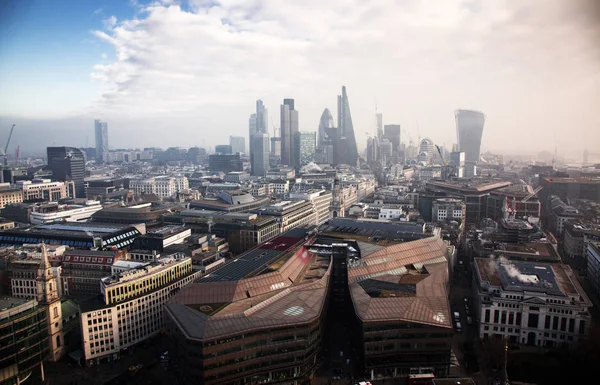 Op het dak uitzicht over London op een mistige dag van St Paul's kathedraal — Stockfoto