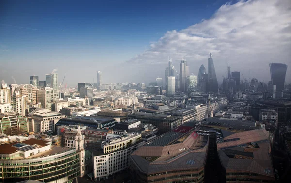 Střešní pohled nad Londýnem na mlžný den z katedrály svatého Pavla — Stock fotografie