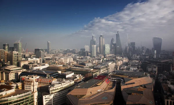 Na dachu widok na Londyn w mglisty dzień od St Paul's cathedral — Zdjęcie stockowe