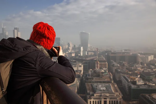 Kvinna turist ovanpå St Paul's cathedral, London — Stockfoto