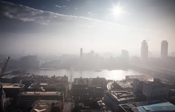 Vista panoramica su Londra in un giorno nebbioso dalla cattedrale di St Paul — Foto Stock