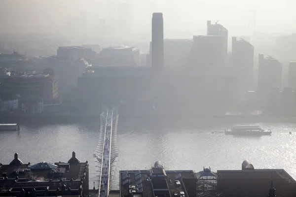 Vista de la azotea de Londres en un día de niebla desde la catedral de San Pablo — Foto de Stock