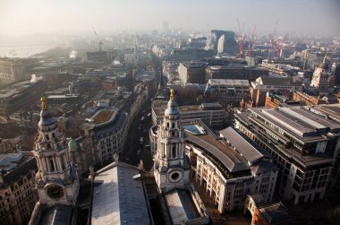 çatı görünümünden Londra üzerinden sisli bir günde St Paul Katedrali