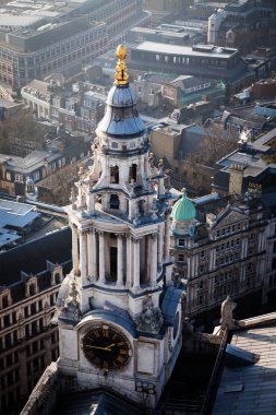 çatı görünümünden Londra üzerinden sisli bir günde St Paul Katedrali