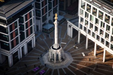 çatı görünümünden Londra üzerinden sisli bir günde St Paul Katedrali