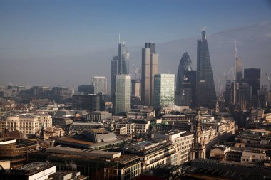 çatı görünümünden Londra üzerinden sisli bir günde St Paul Katedrali