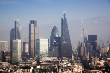 çatı görünümünden Londra üzerinden sisli bir günde St Paul Katedrali