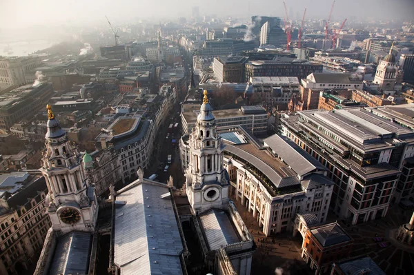 Vista de la azotea de Londres en un día de niebla desde la catedral de San Pablo — Foto de Stock