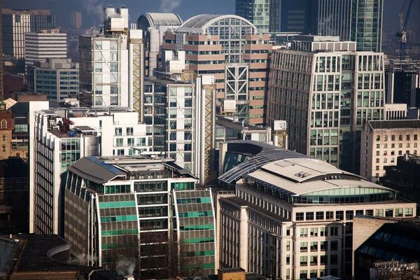 Op het dak uitzicht over London op een mistige dag van St Paul's kathedraal — Stockfoto